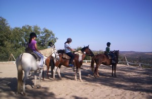 Montando en caballo en nuestro campamento inglés